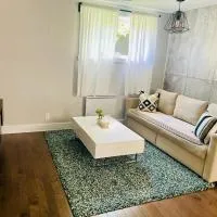 Modern 2BR Suite - 3 Beds- Sleeps 6 - Free Parking - Near Montreal, hotelli kohteessa Longueuil