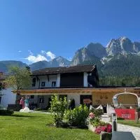 Bayern Resort Hotel - Adults only - mit Zugspitzblick - Eibsee-Nähe - Wellnessbereich - Naturpool im Sommer, hotel u gradu 'Grainau'