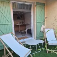 Maisonnette village naturiste，勒卡特海灘的飯店