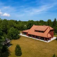 Suur ja Hubane maja, Saaremaal, viešbutis mieste Saareküla