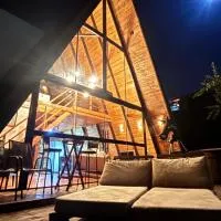 Chalé Recanto cabana A-frame próxima ao lago com ofurô e cachoeira, hotell i Alexânia