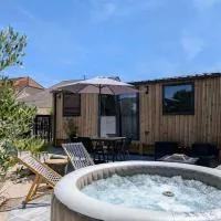 Viesnīca Tiny house climatisé et jacuzzi privatif pilsētā Saint-Loup-Nantouard