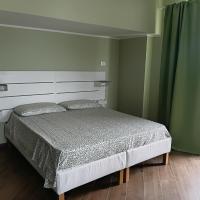 ---- Linate Home Suite--- FREE Early check in upon availibility - onsite secure parking and 10 minutes by walk from-to airport - Con parcheggio sorvegliato e a 10 minuti a piedi da per aeroporto-, hotel blizu aerodroma Aerodrom Milano Linate, Linate