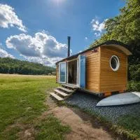 maringotka Hedvika glamping, hotel Pašice városában
