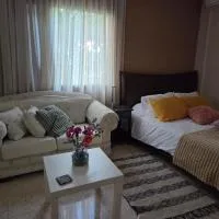 Ground floor Apt with a garden view, Hotel in Limassol