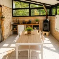 Cocon lumineux avec jardin au pied des Pyrénées، فندق في Asson