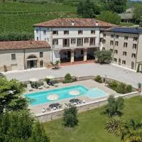 VerdeOlivo 1876 - Apartments & Pool, Hotel in Mezzane di Sotto