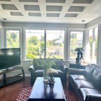 Vancouver International Airport, वैंकुवर के पास होटल WestDockHouse -Riverside 4BR Villa with Private Dock near UBC & Golf & Airport