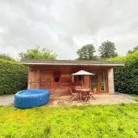 The Natures Nook With HotTub,Talog的飯店