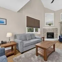 Family Townhome with outdoor pool access, хотел в Колингууд