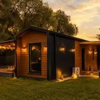 Chatka pod Hrdošnou skalou, hotel i Komjatná