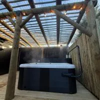 Romantic Glamping Bus, Heat pump, Spa & outdoor TV, hotel di Kumeu