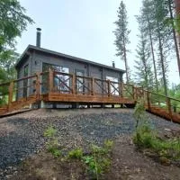 Villa Salme lemmikkiystävällinen mökki Taivalkoskella Jokijärven rannalla, Hotel in Taivalkoski