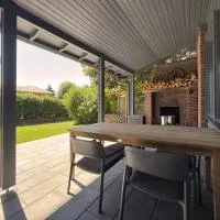 Landstudio - Schwedenhaus mit Kamin am Feldrand, hotel en Tensbüttel-Röst