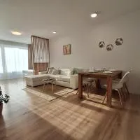 Apartmán Pánsky háj blízko Bojníc s garážou, terasou, 2 spálňami a detským kútikom - We speak English, Wir sprechen Deutsch, hotel a Kanianka