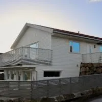 Romslig leilighet nær Preikestolen, hotel sa Tau