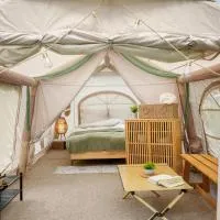 Romantisches Glamping Zelt auf Rügen - Übernachten mitten im Kiefernwald - nur 100m bis zum Strand - Ideal für Paare und kleine Familien - Zelt Nr 1, hotel v destinácii Dranske