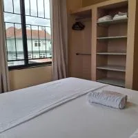 Stunning 2BR in Dar Beach, Dining, Transit Nearby apt no 4, хотел в Дар ес Саалам