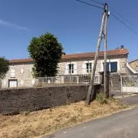 Maison spacieuse tranquille et calme PMR possible، فندق في Cronce