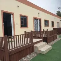 Ocean Wave Chalets Unit 1, hotel i Hibberdene
