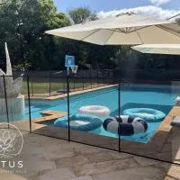 Luxury Villa with Private Pool,Minutes to Beach!, hotel a Caesarea
