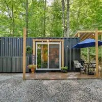 Tiny Home w/ Hot Tub & Mini Highland Cows!, hotel Loudonville-ben