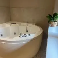 EUROPA22 apartament z wanną z hydromasażem NA WYŁĄCZNOŚĆ CENTRUM MIASTA Tomaszów Maz - EXPRESOWE zameldowanie od 13-00, hotel em Tomaszów Mazowiecki