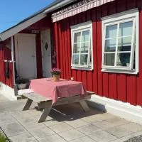 Cozy Seaside Cabin in the Heart of Bud, hotel en Bud