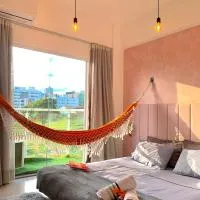 Pôr do sol na sacada, lareira e cinema no Candeias, hotel v destinaci Vitória da Conquista
