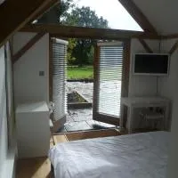 Little Oak - Small Rural Self Contained Oak Barn Unit - Sleeps 2, Hotel in Haslemere