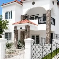 Spacious 2-BR, Bright & Private Top Floor Retreat - Portmore Pines, hotel em Portmore