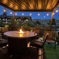 Lakeside luxury with hot tub and pool, hotel u gradu 'Chelan'