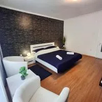MOONLIGHT Prémium APARTMANHÁZ, מלון בסרוספטק