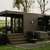 Stunning 2 Bed Glamping Cabin with private Hot Tub - Pod 1، فندق في باليكاسل