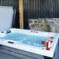 The Shire Luxury Converted Horse Lorry with private hot tub Cyfie Farm, hotelli kohteessa Llanfyllin