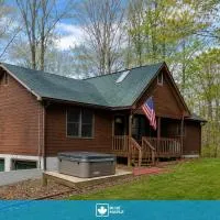 3BR cabin w hot tub & game room, хотел в Чарлс Таун