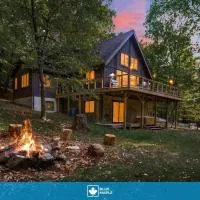 Cabin w hot tub & fire pit near Cacapon,柏克萊泉的飯店