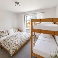 Family Apartment near Lenzerheide Ski-in & Fireplace – hotel w mieście Churwalden