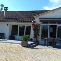 Le Bois Du Mas, hotell i Saint-Aulaye