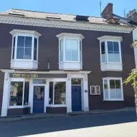 Bear House B&B, Ensuite room above the Brachio Cafe, Colyton, hotel sa Colyton