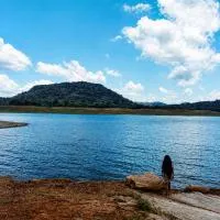 Elee Villa - Waterfront Retreat with Victoria Reservoir & Mountain Views、Teldeniyaのホテル