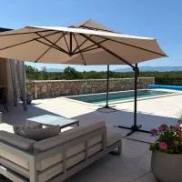 Hideaway Stonehouse pool for 2 Dalmatia Imotski, hótel í Medvidovići