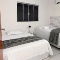 Casa com dois quartos e piscina em mineiros, hotell sihtkohas Mineiros