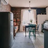 Cozy forest cabin with wood-fired sauna, hotel em Naantali