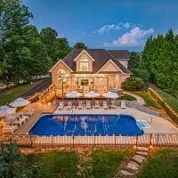 Newly Renovated Luxurious home w/ Pool, Hot Tub & Entertainment Hub | 20 Mins to Downtown AVL, hotel v destinaci Leicester