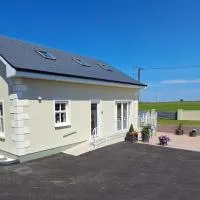 Warm Spacious Three Bed Chalet, готель у місті Голвей