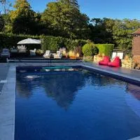 Tree Top & Bluebell Cottages, hotel sa East Grinstead