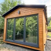 Ubytovanie Lišov 3 - Tiny House, hotelli kohteessa Lišov