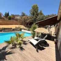 Le Havre de paix en garrigue 4 Chambres 3 SDB Piscine, hotel a Bezouce