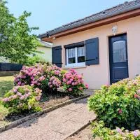 VILLA climatisée - 4 étoiles - 75 m2 avec terrasse pour 3 personnes - à 10 min de Besançon, מלון בDannemarie-sur-Crête